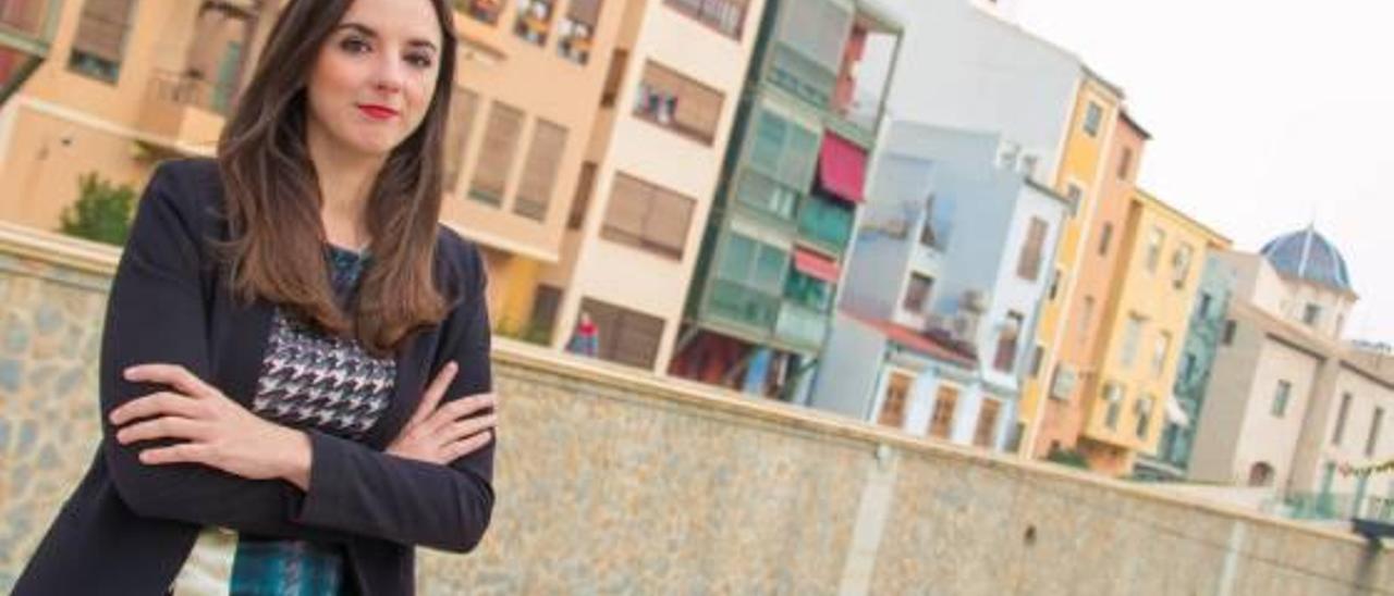 La oriolana, María José Marcos, en la plaza de la Centuria Romana de su ciudad natal.