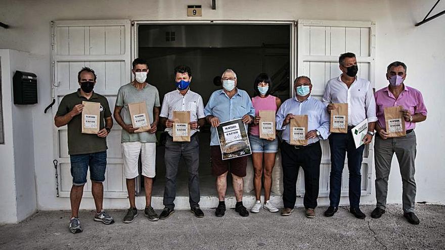 Foto de grupo con las autoridades durante la presentación del molino reformado para cumplir con el registro sanitario. 