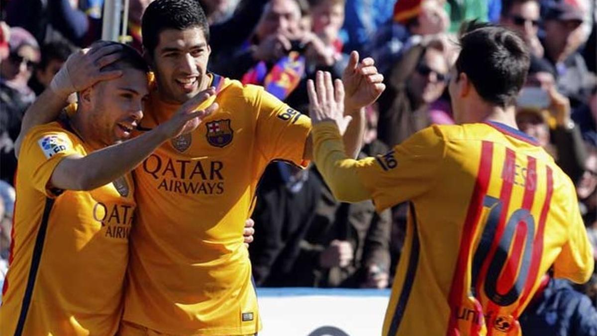 Luis Suárez y Leo Messi felicitan a Jordi Alba por su centro en el 0-1 del Levante - FC Barcelona