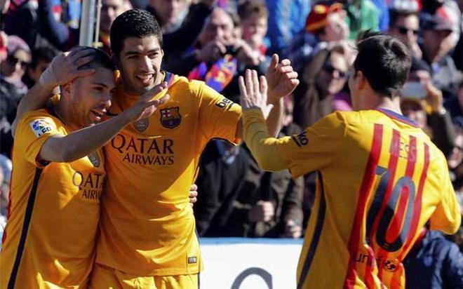 Luis Suárez y Leo Messi felicitan a Jordi Alba por su centro en el 0-1 del Levante - FC Barcelona