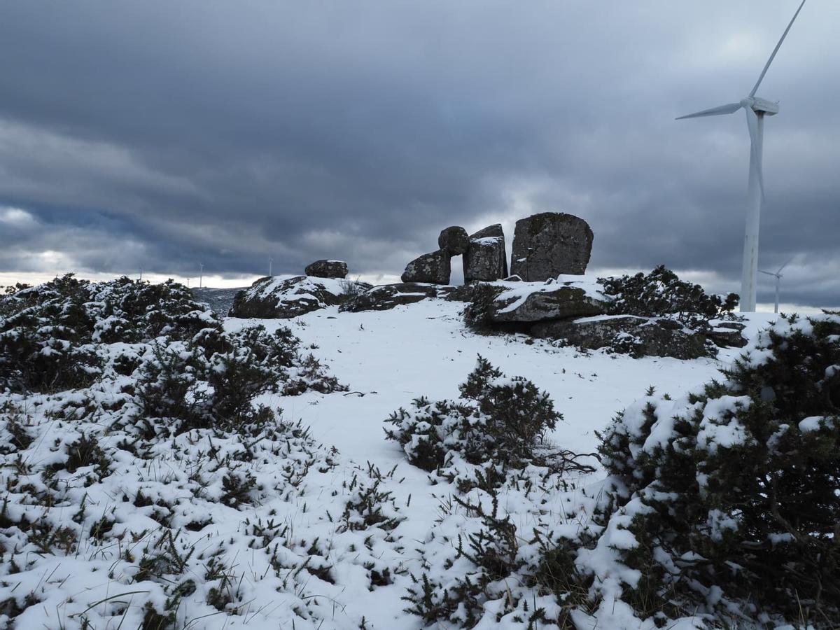 El manto de nieve en el monte do Seixo, el pico más alto de la sierra de O Cando