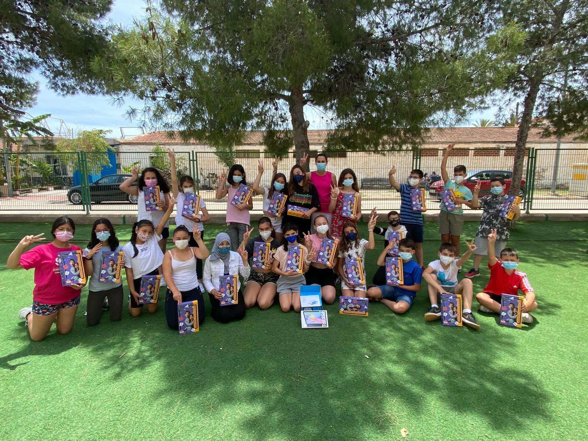 Los alumnos del Colegio Público de San Isidro con la caja con regalos conseguida en el concurso de retos