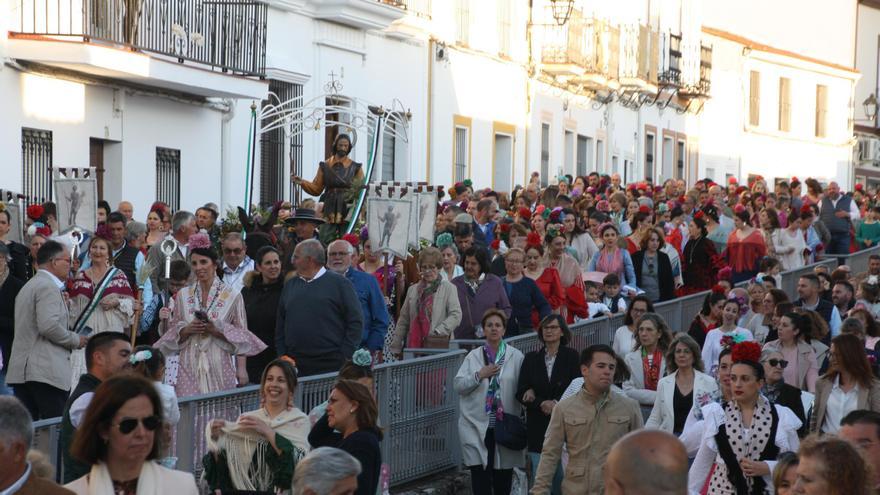 Centenares de personas acompañan a San Isidro por las calles de Monesterio