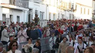 Centenares de personas acompañan a San Isidro por las calles de Monesterio