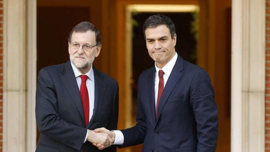 Mariano Rajoy y Pedro Sánchez, con gestos distantes, antes de comenzar la reunión. // Reuters