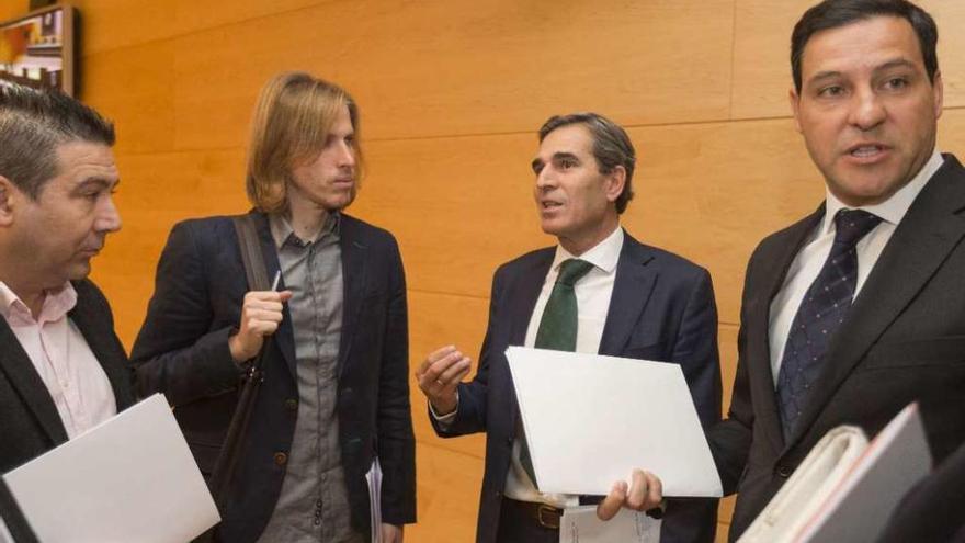 De izquierda a derecha, los procuradores Luis Mariano Santos Reyero, grupo mixto; Juan Pablo Fernández Santos, Podemos; Juan José Sanz Vitorio y Raúl de la Hoz Quintano, ambos del grupo popular, durante la constitución de la comisión de investigación sobre el caso de los parques eólicos en Castilla y León. Foto Ical