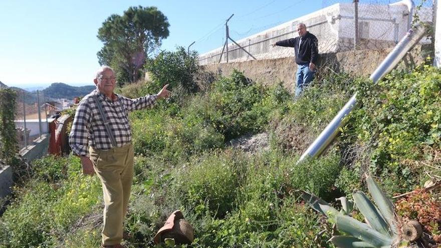 Los vecinos, delante del depósito de Emasa de Monte Dorado. Piden que sea sustituido cuanto antes