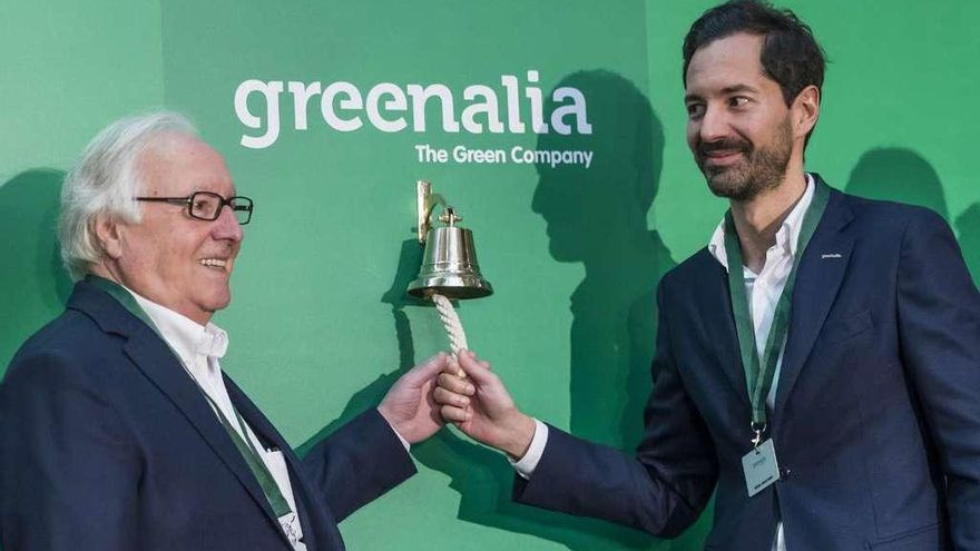 El presidente de Greenalia, Manuel García, a la derecha, junto a su padre en el debut bursátil de la firma.