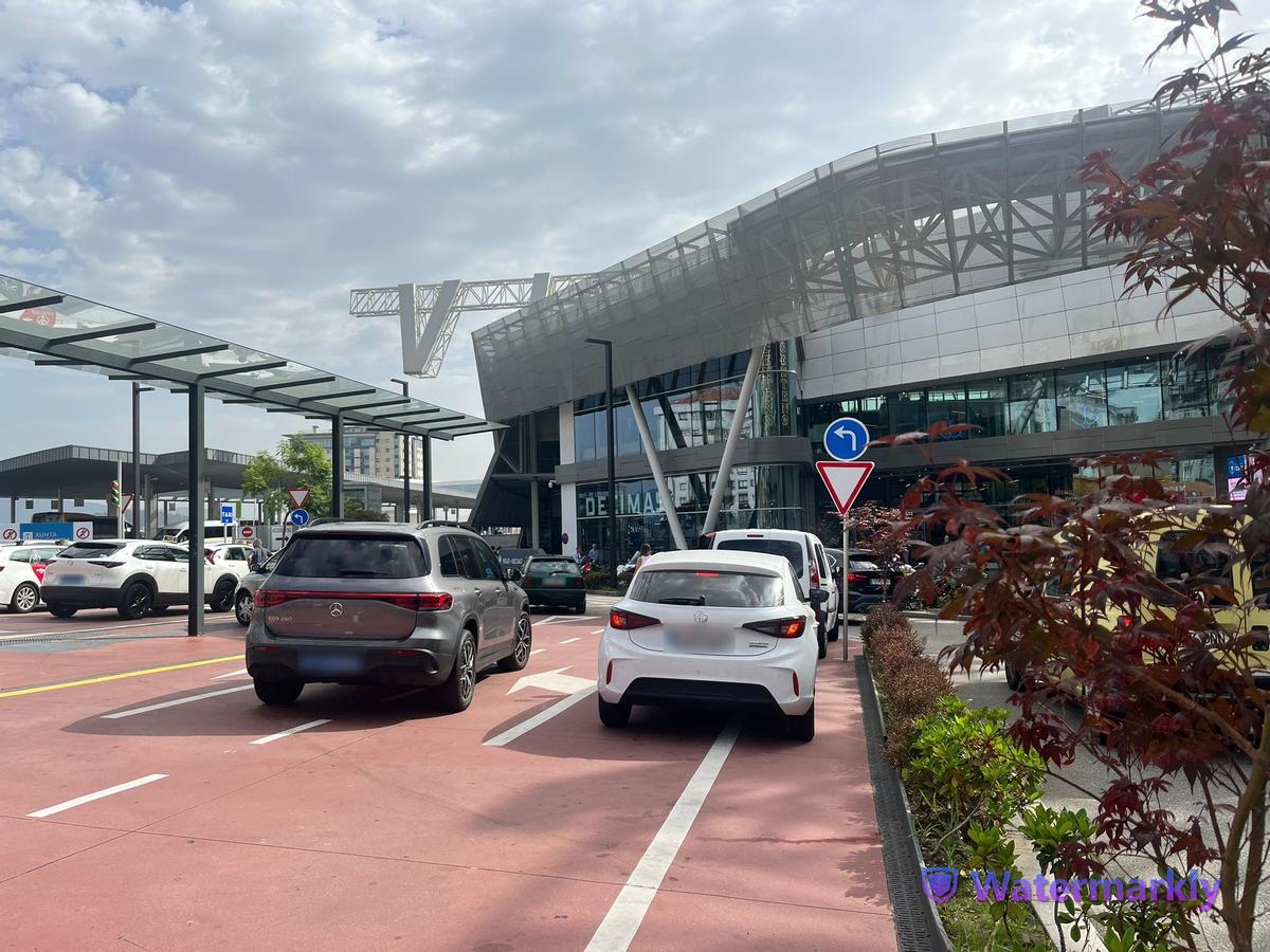 Un Uber, en la zona reservada para los taxis en Vialia.