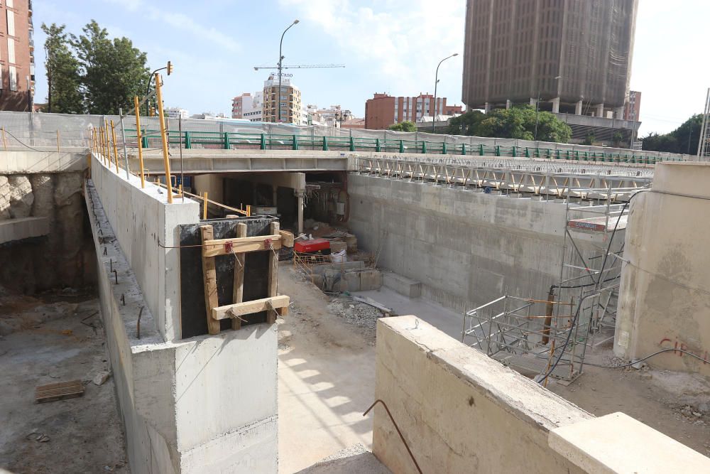 El túnel por donde pasará el metro, que se empezó a construir el verano pasado, está ya muy avanzado y permite reconstruir parte del tablero norte del puente, derribado en 2016