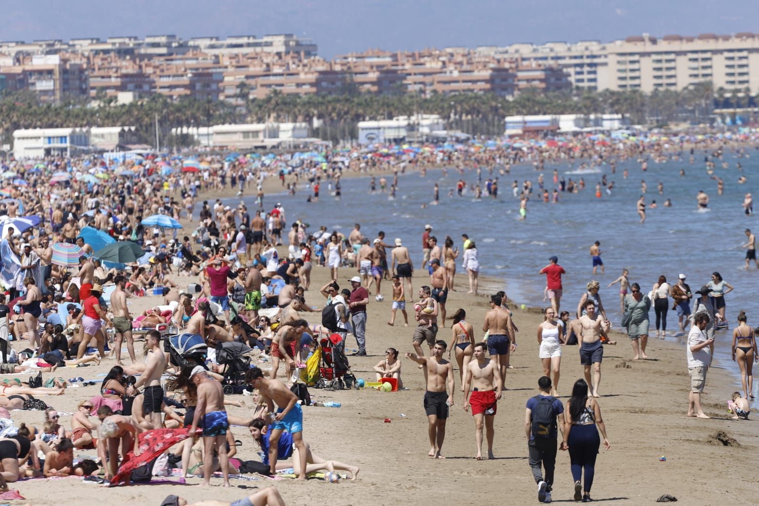 Una nueva jornada de calor llena las playas