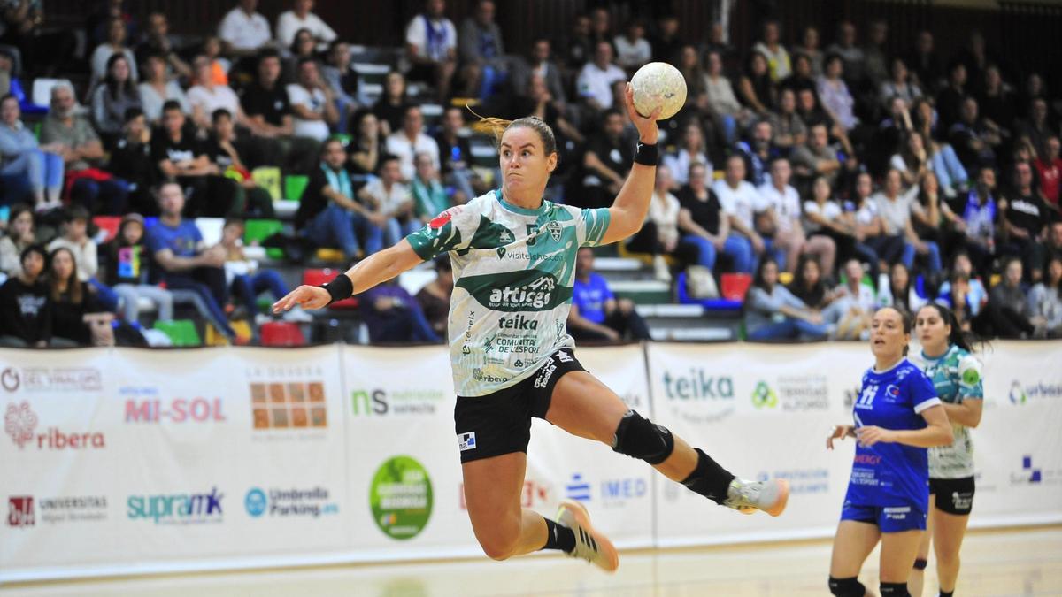 La neerlandesa Tessa Van Zijl lanza a portería en un partido del AtticGo Elche