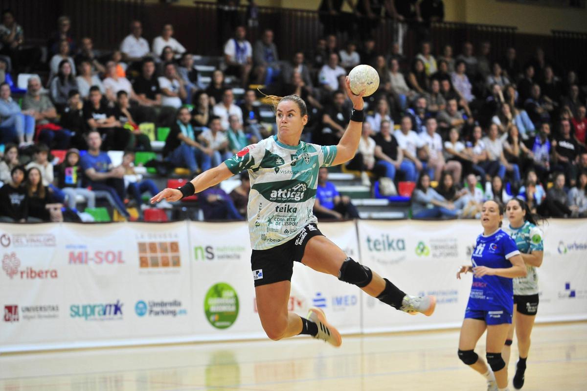 La neerlandesa Tessa Van Zijl lanza a portería en un partido del AtticGo Elche