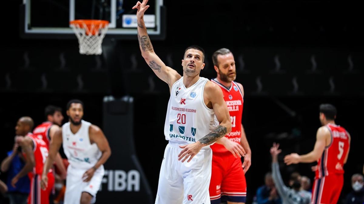 Cinciarini celebra una canasta en un partido europeo con el Pallacanestro Reggiana.