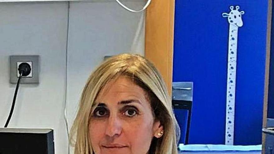 Amparo Rodríguez Lombardía, en su consulta de la Casa del Mar, en A Coruña.