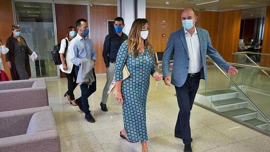 La consellera Patricia Gómez, el presidente, Vicent Marí, y, detrás, los alcaldes Rafa Ruiz y Marcos Serra, ayer, en la sede del Consell.