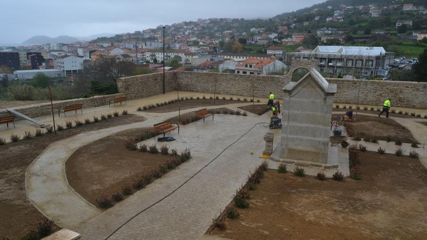 La plantación de árboles culmina la obra del antiguo cementerio, que se inaugura el lunes