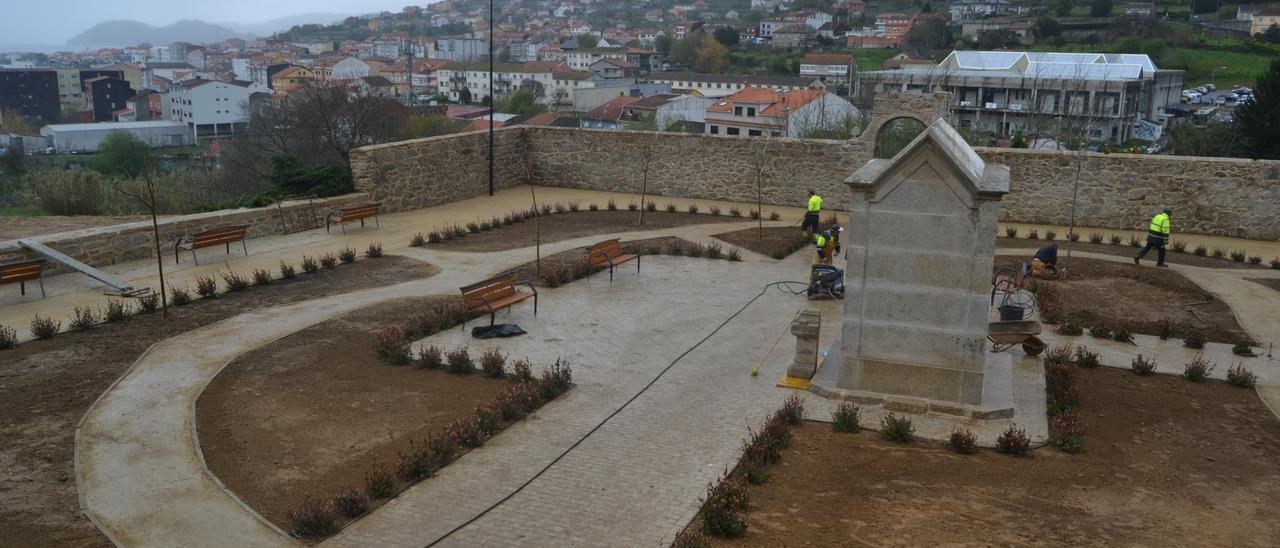 Los trabajos para acabar con la plantación en el parque que ocupa los terrenos del antiguo cementerio de Bueu.