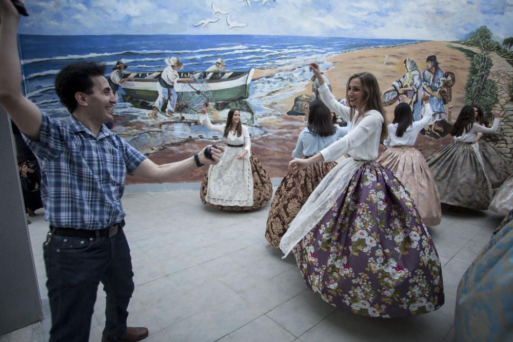 Ensayo de la Dansà con la fallera mayor y la corte