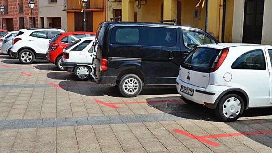 Vehicles a la zona d&#039;estacionamnet limitat al barri vell, a la plaça de la Vila de Gironella