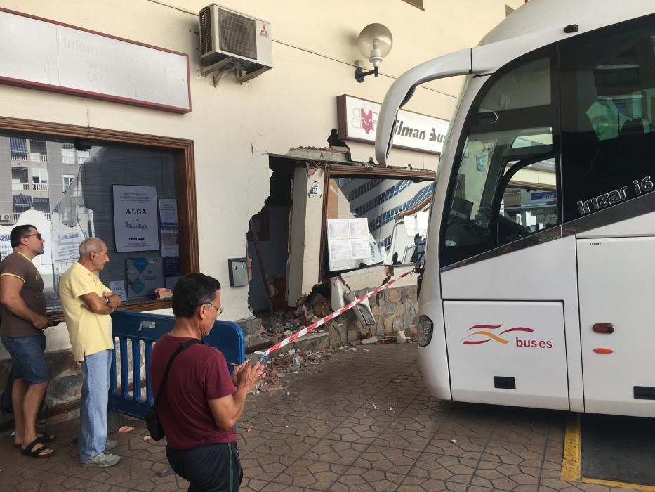 Un bus pierde el control en Torrevieja.
