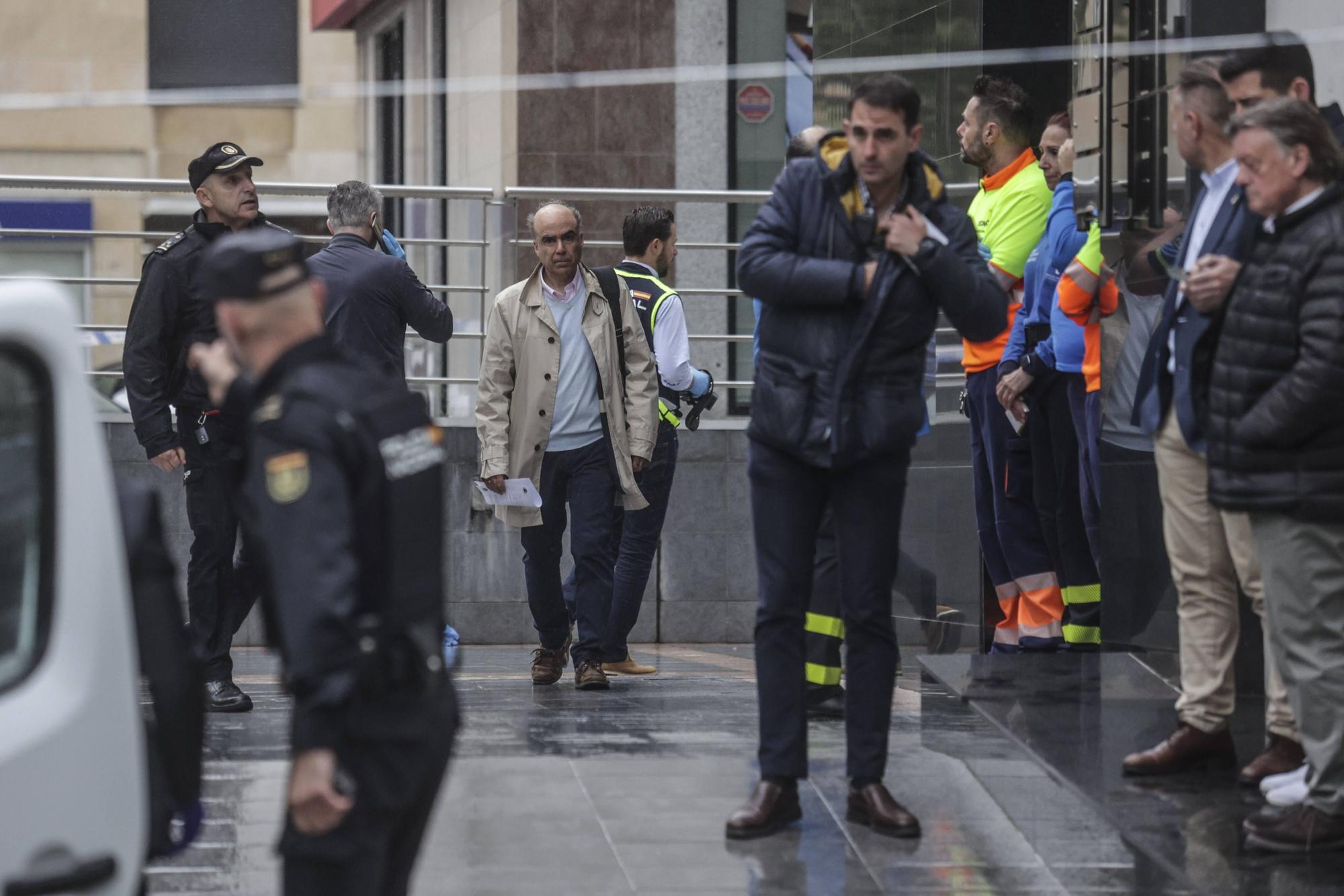 En imágenes: Conmoción en el ovetense barrio de La Ería por la muerte de dos gemelas de 12 años