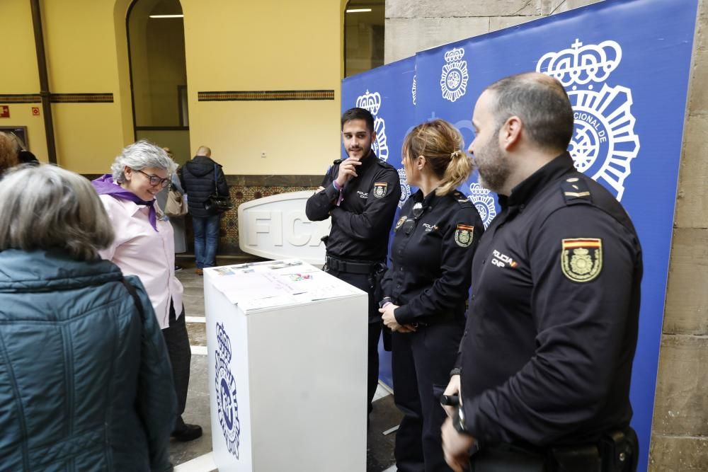 La alcaldesa de Gijón, Ana González, acude a los actos del Día contra la violencia de género