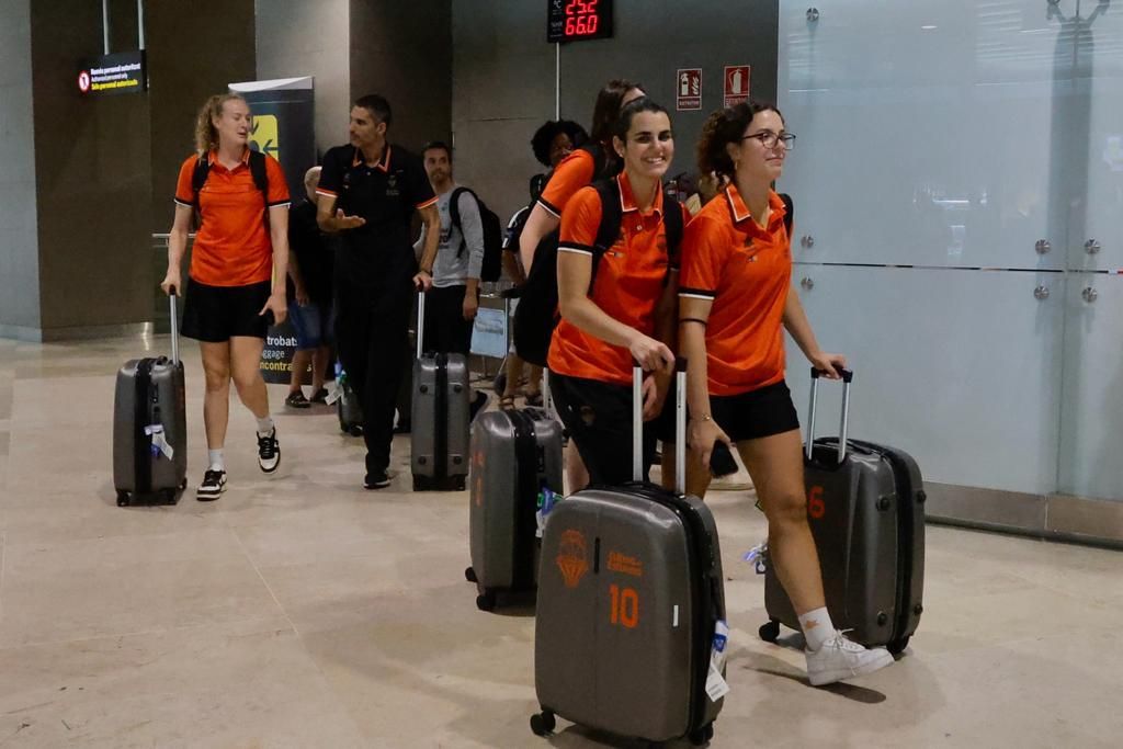Las jugadoras del Valencia Basket regresan después de proclamarse campeonas de la Supercopa de España