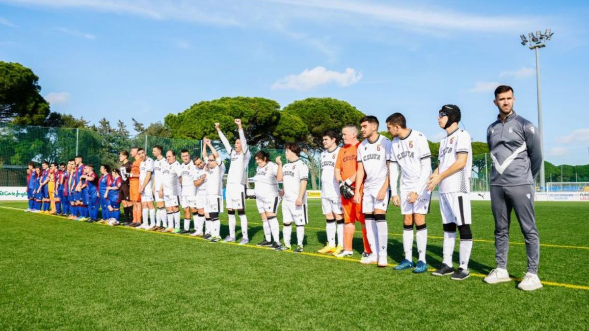 Los jugadores del Ceuta saludan a la grada
