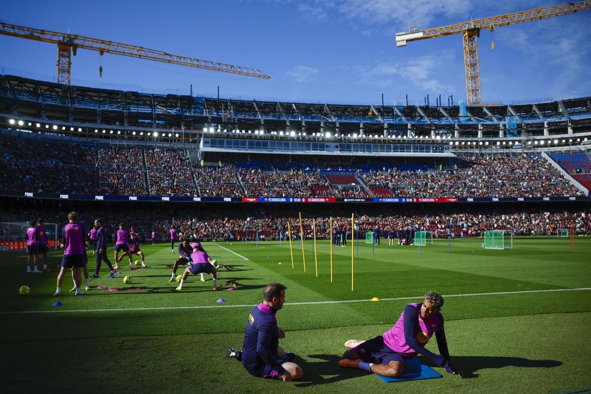 Així és el renovat Spotify Camp Nou, durant el primer entrenament de l'equip blaugrana Així és el renovat Spotify Camp Nou, durant el primer entrenament de l'equip blaugrana