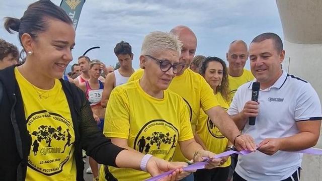 La consejera, inaugurando el Cross Solidario de Figueras, junto al alcalde de Castropol, Francisco Javier Vinjoy.
