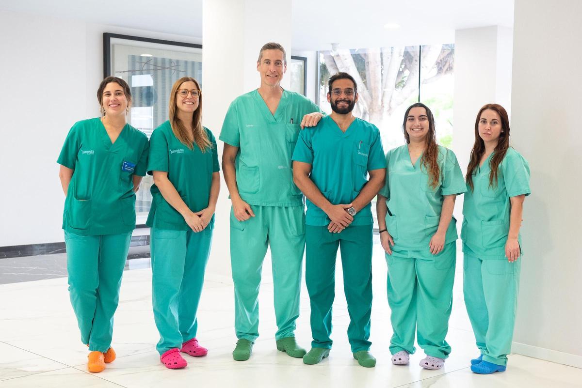 Equipo de cirugía torácica, con los Doctores Pablo Partida, anestesista, y Orlando Gigirey, cirujano torácico, en el centro de la imagen.