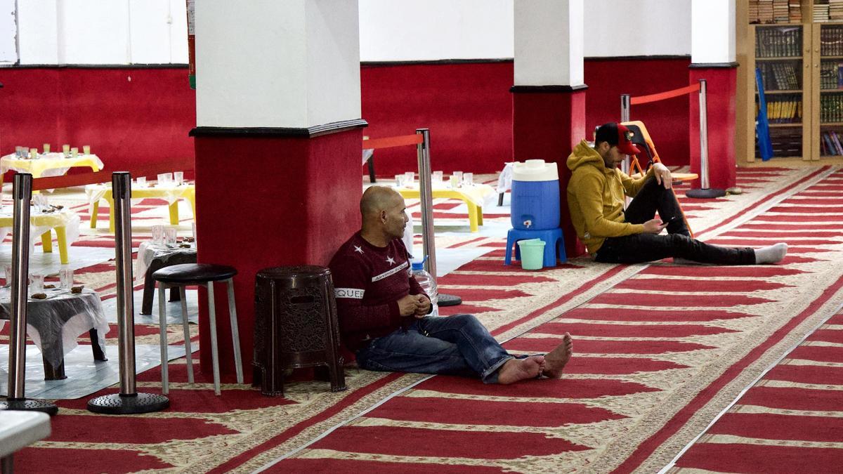 Dos hombres en una mezquita de Murcia, este lunes, primer día del Ramadán.