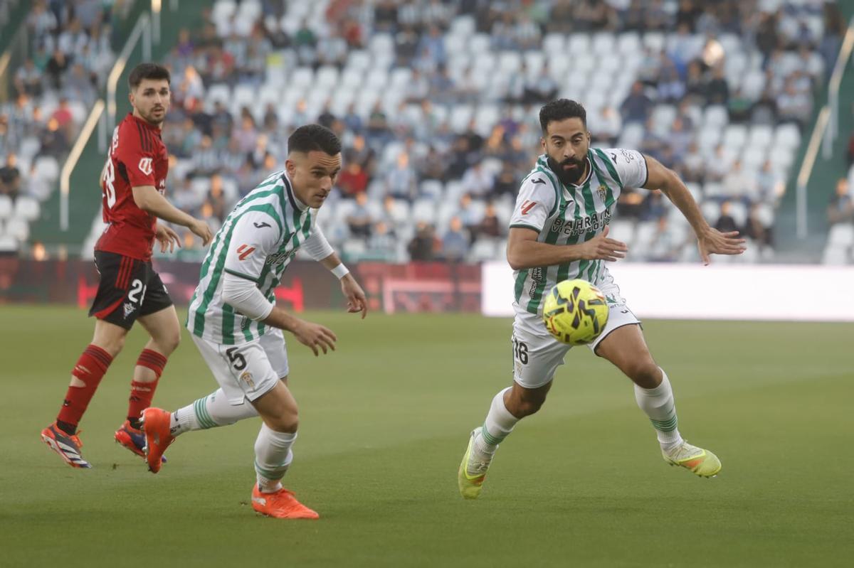 Rubén Alves, a la derecha de la imagen, realizando una recuperación durante el encuentro ante el Mirandés en El Arcángel.