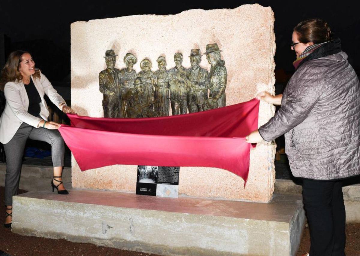  Lola García y la alcaldesa Candelaria Umpiérrez, descubren la escultura. | | L. BARRETO