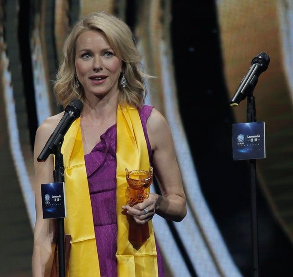 Naomi Watts recoge su premio Huading a Mejor Actriz