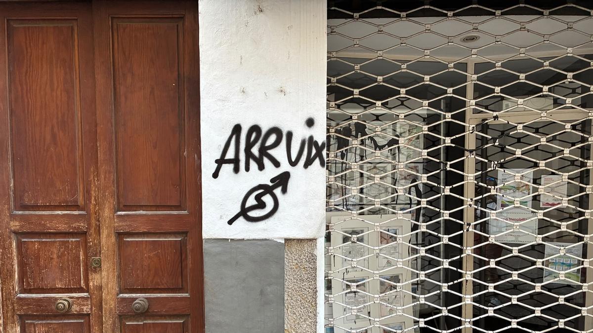 MANIFESTACIÓN ANTITURÍSTICA | Deià y Sóller denuncian ante la Guardia Civil las pintadas vandálicas contra la masificación y condenan los ataques