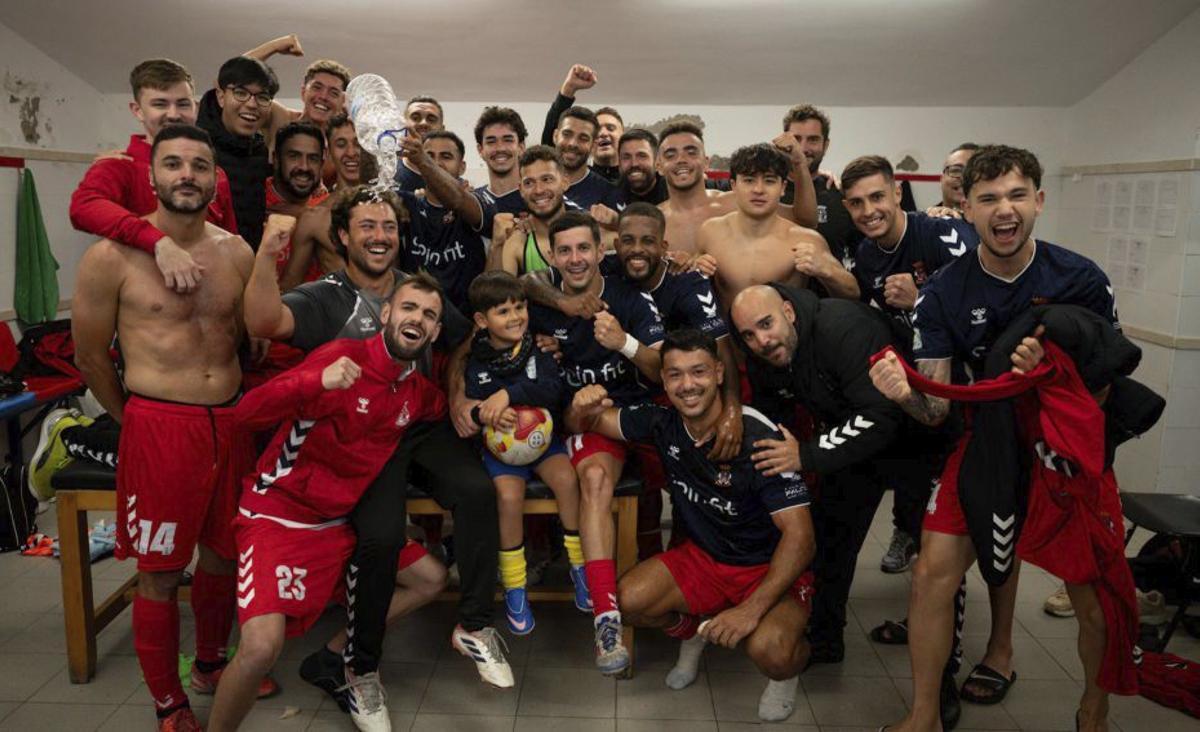 Los jugadores del Telde celebran la victoria de ayer en el vestuario.