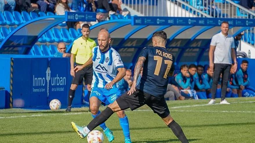 Jordi Roger, en el fondo, atento a la jugada de Laure.