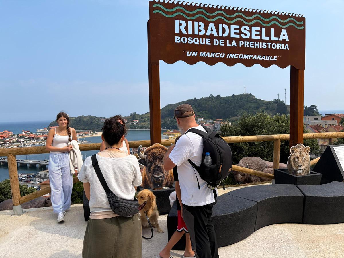Ribadesella ya tiene su bosque de la Prehistoria Ribadesella ya tiene su bosque de la Prehistoria