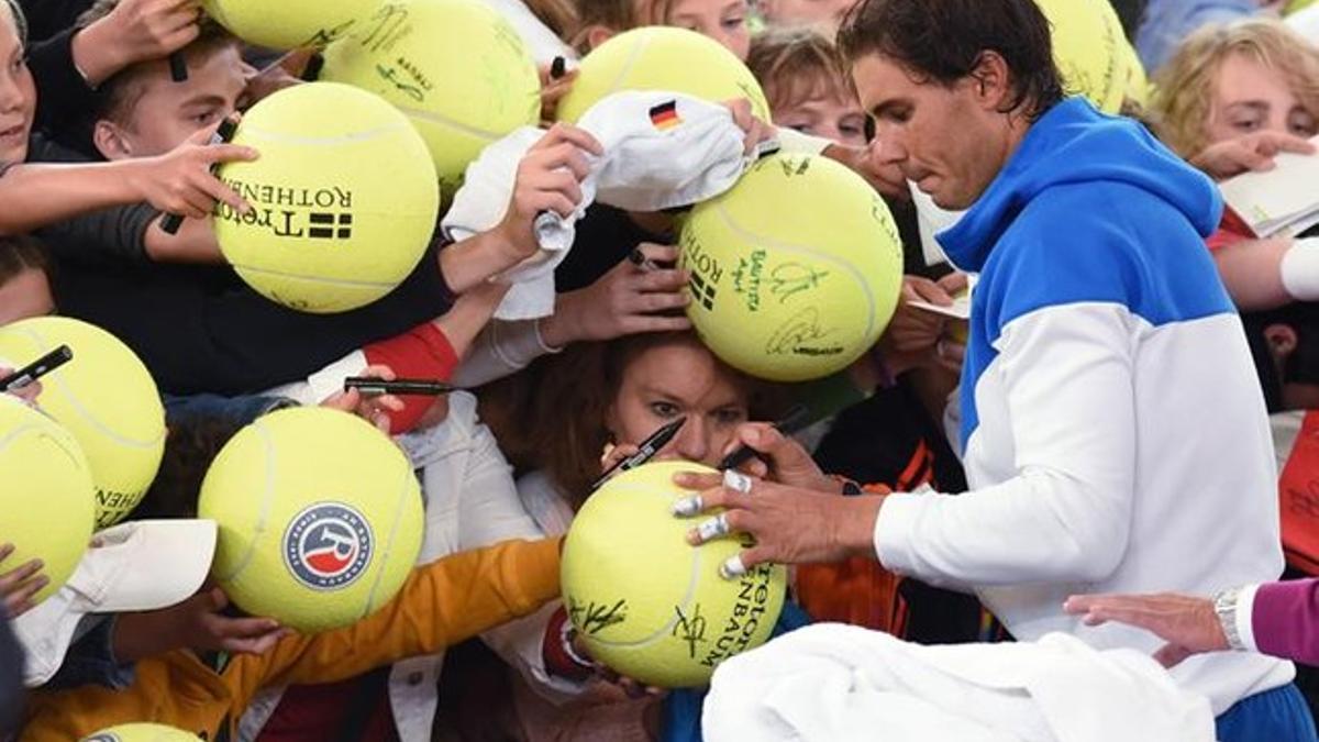 Nadal, firmando autógrafos a los aficionados