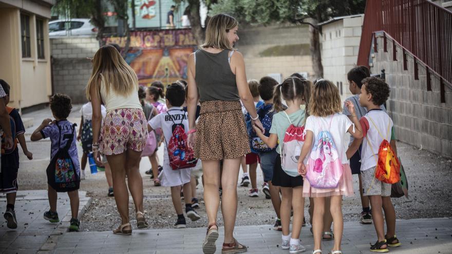 Niños de Alicante se quedan sin plaza en el colegio en plena matriculación por un error con el punto extra