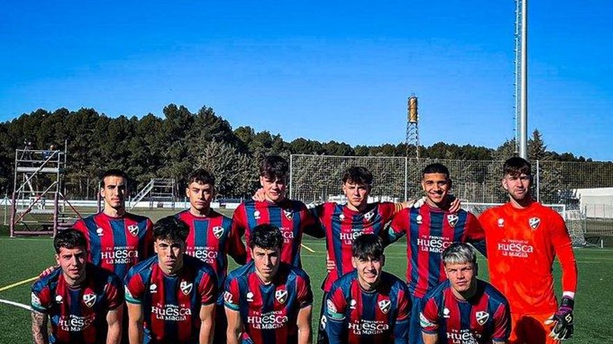 El Huesca B cae ante el Monzón, pero se mantiene como líder