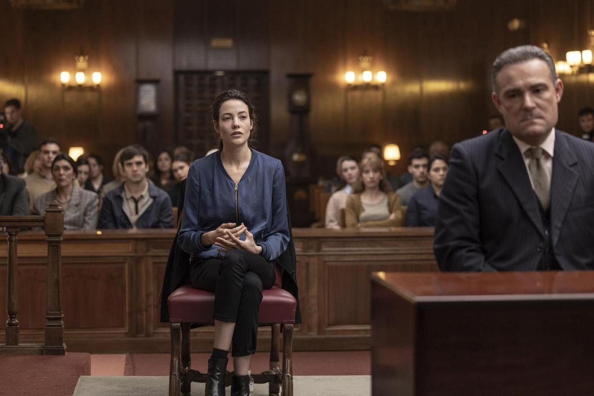 Mireia Oriol y Urko Olazábal en la escena del juicio de 'Soy Nevenka'.