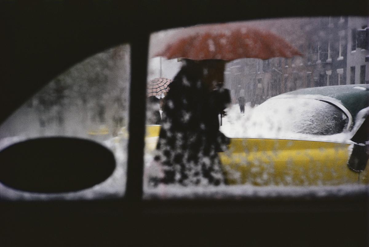 saul-leiter-red-umbrella-c1955