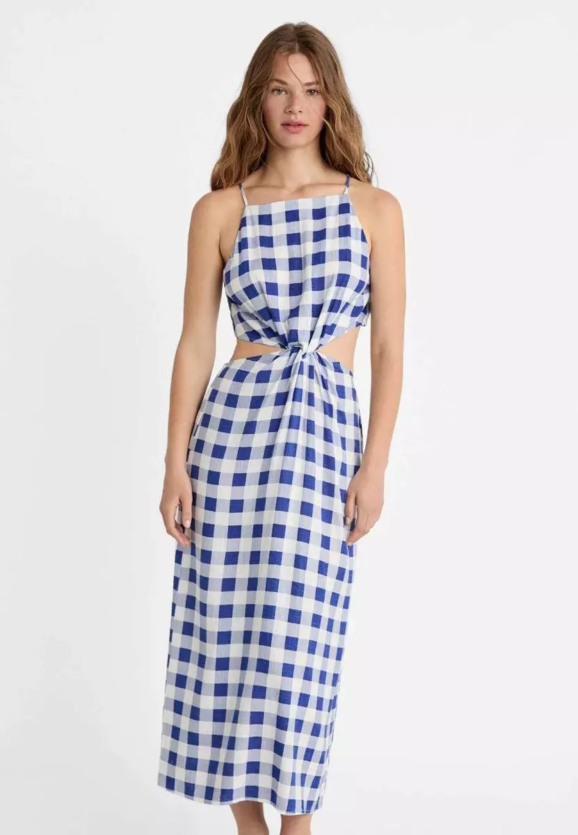 ¡Descubre 8 propuestas encantadoras de Stradivarius para lucir el clásico estampado vichy este verano! 9 Moncloa ¡Destaca con estilo en cualquier ocasión con el fabuloso vestido de cuadros vichy con detalle 'cut out' de Stradivarius, a tan solo 29,99 €!