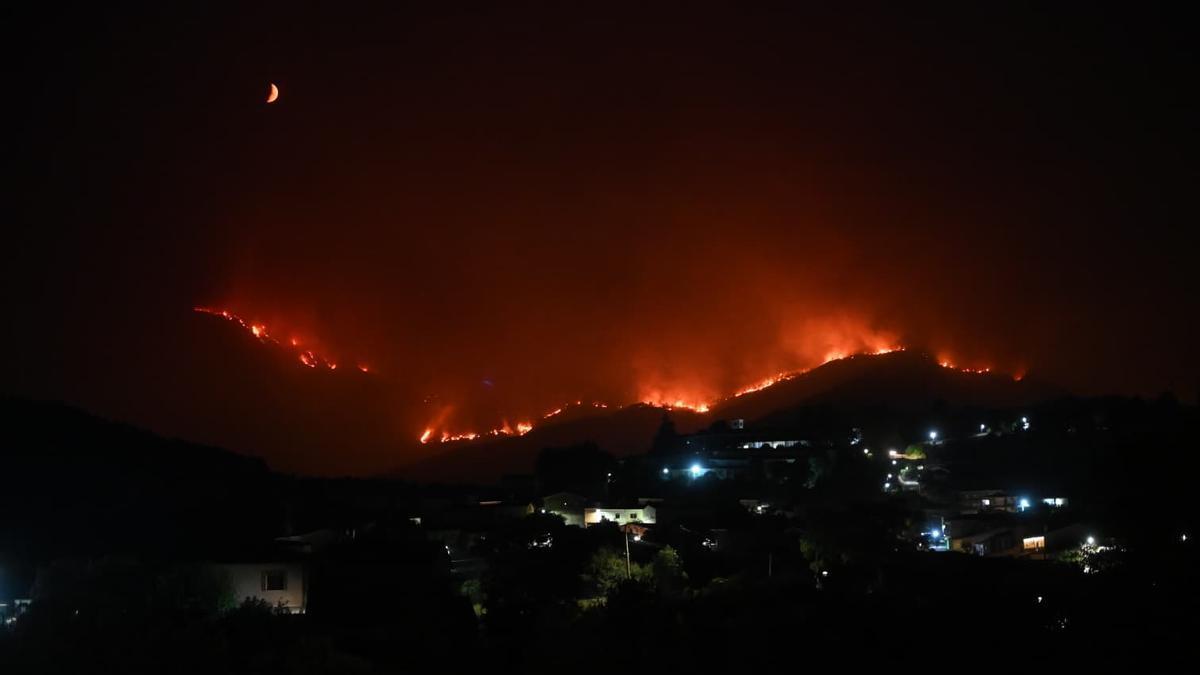 El incendio de Las Hurdes deja 700 evacuados de diez alquerías y afronta la noche en nivel 2 de peligrosidad