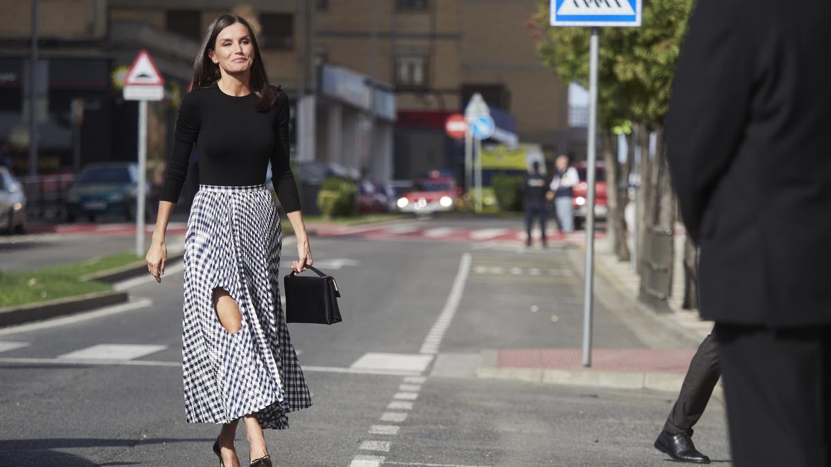 La Reina Letizia sorprende con su estilismo.