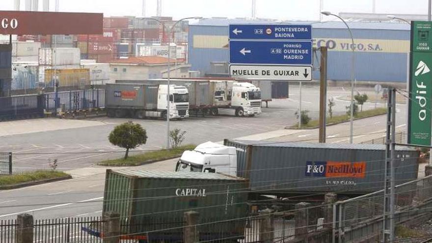 Remolques aparcados en la terminal de contenedores del Puerto, donde se habilitaron 100 plazas.