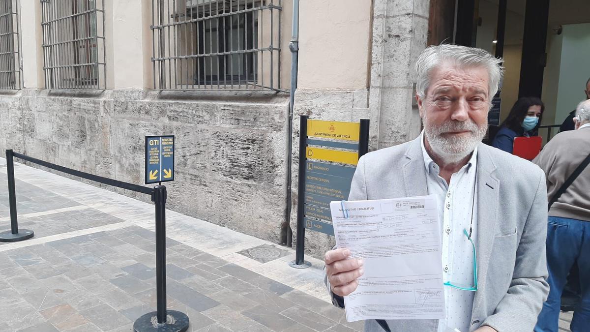 Juan Ignacio Culla, tras presentar la solicitud en el Ayuntamiento